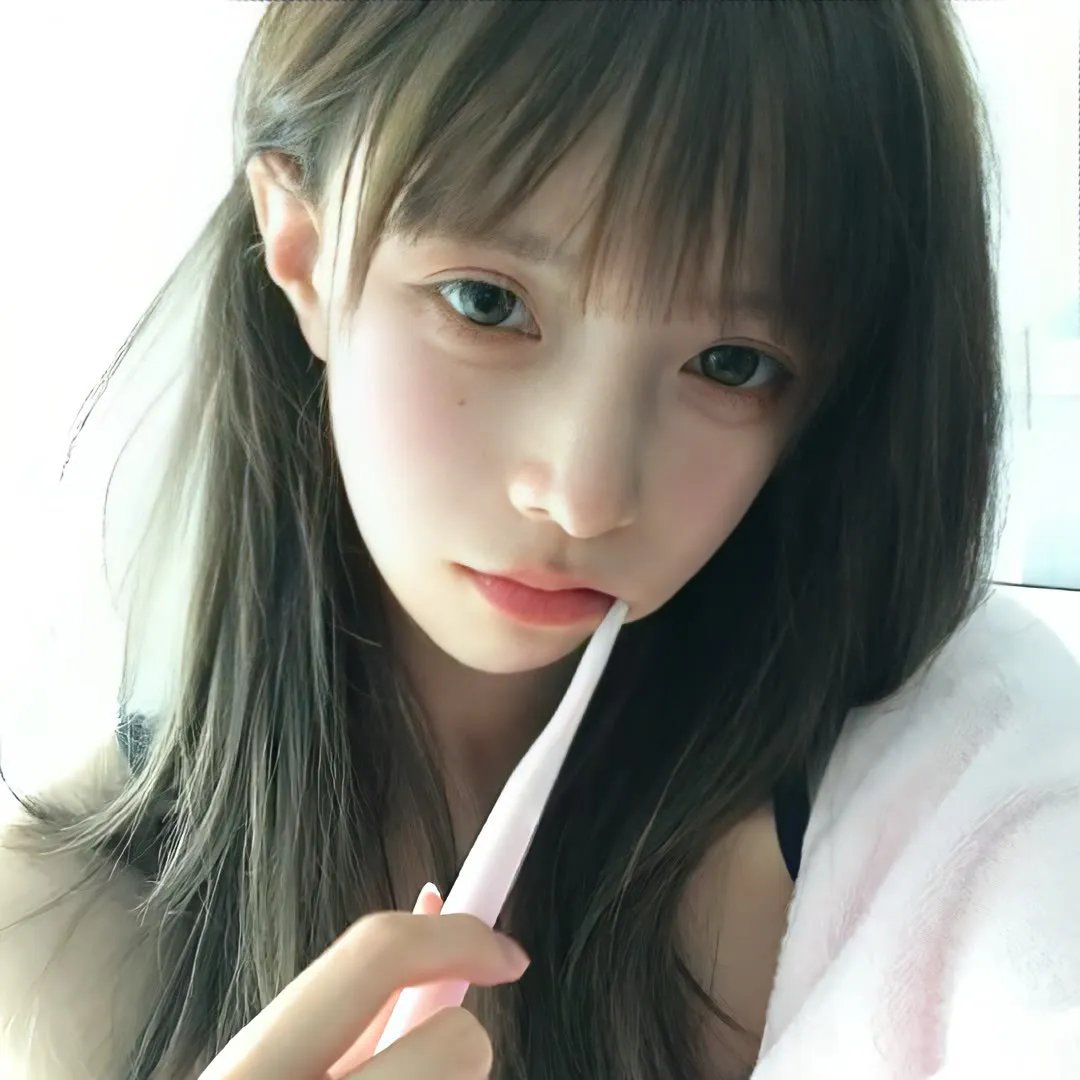 微光下的蓝色男孩